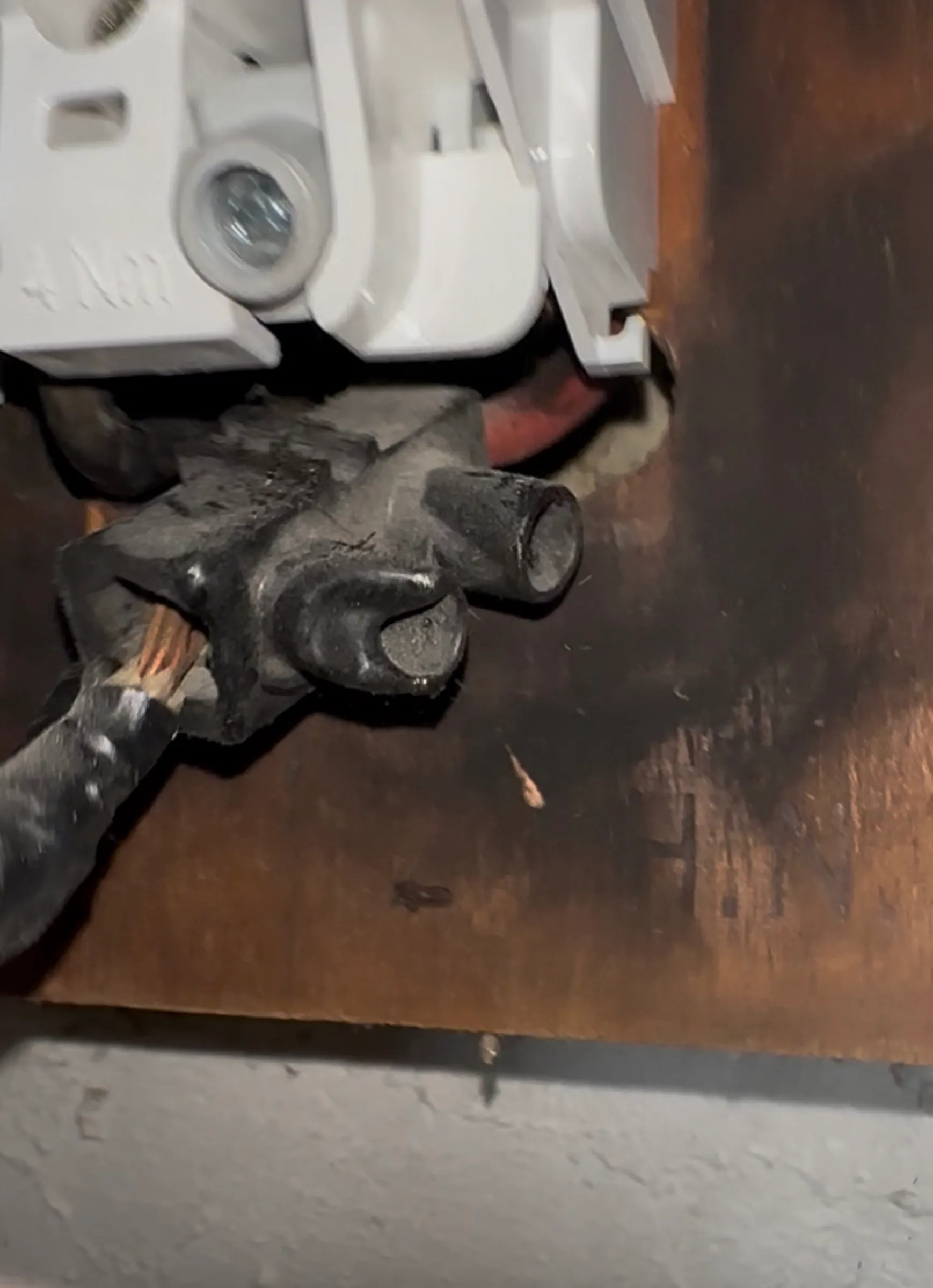 Connexion électrique fondue et traces d’échauffement constatées à Chirols après un départ d’incendie.