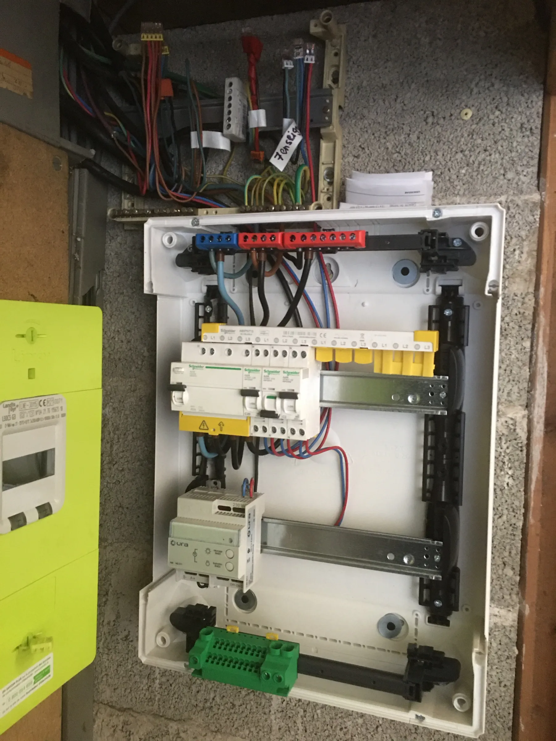 Rénovation électrique d'une maison ancienne : câblage de tableau en cours, peignes et repérage par couleur