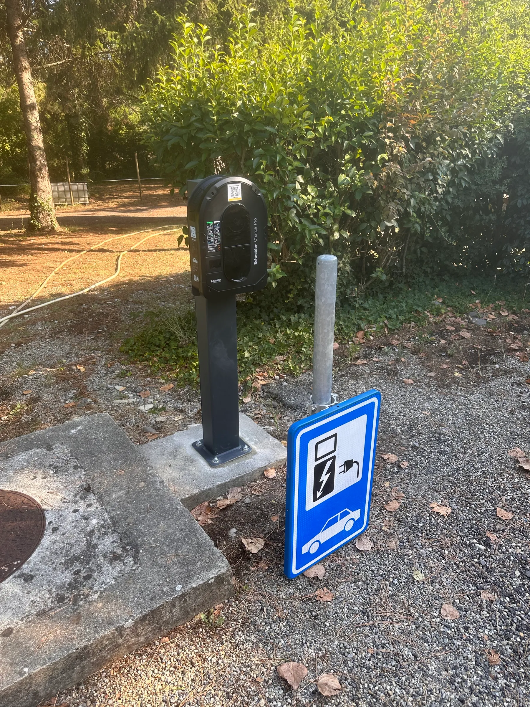 Borne de recharge sur pied avec panneau de signalisation IRVE