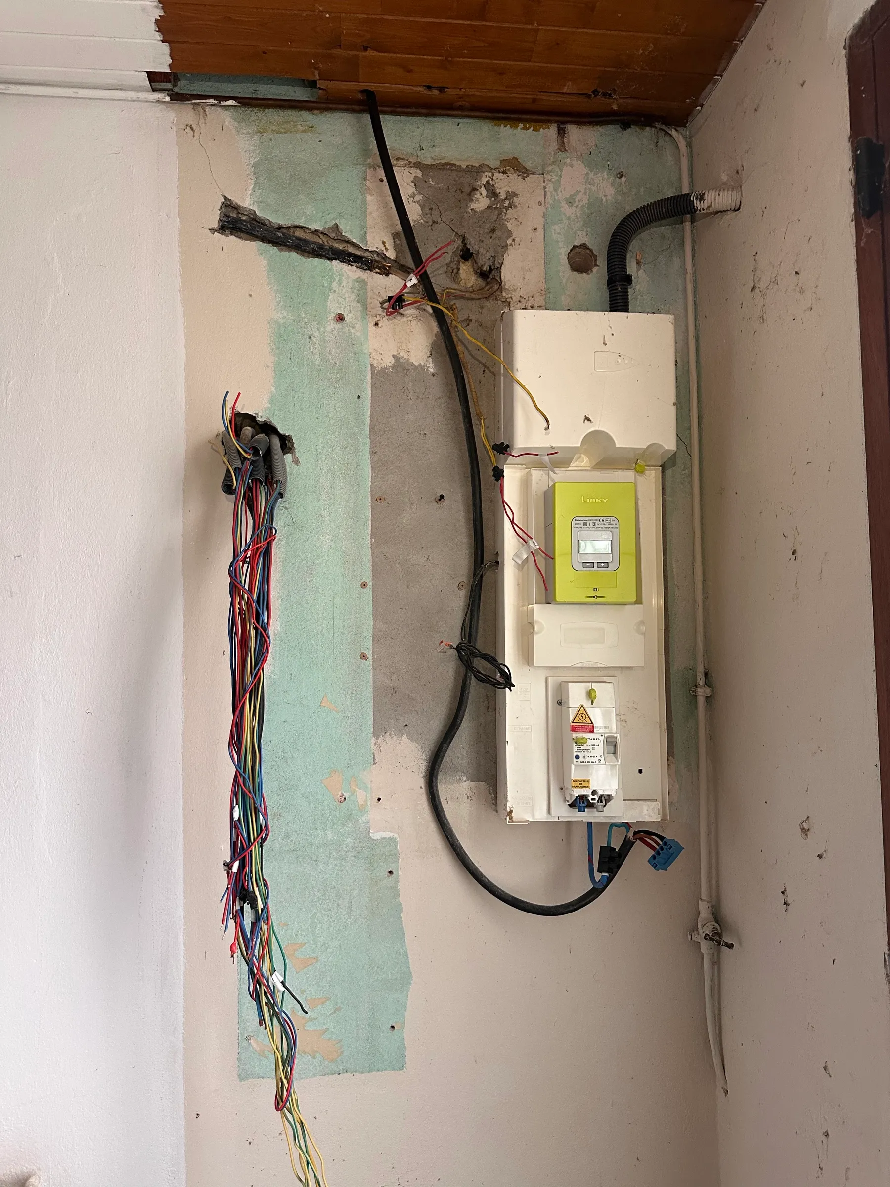 Mise en sécurité électrique Aubenas : tableau ancien et circuits apparents