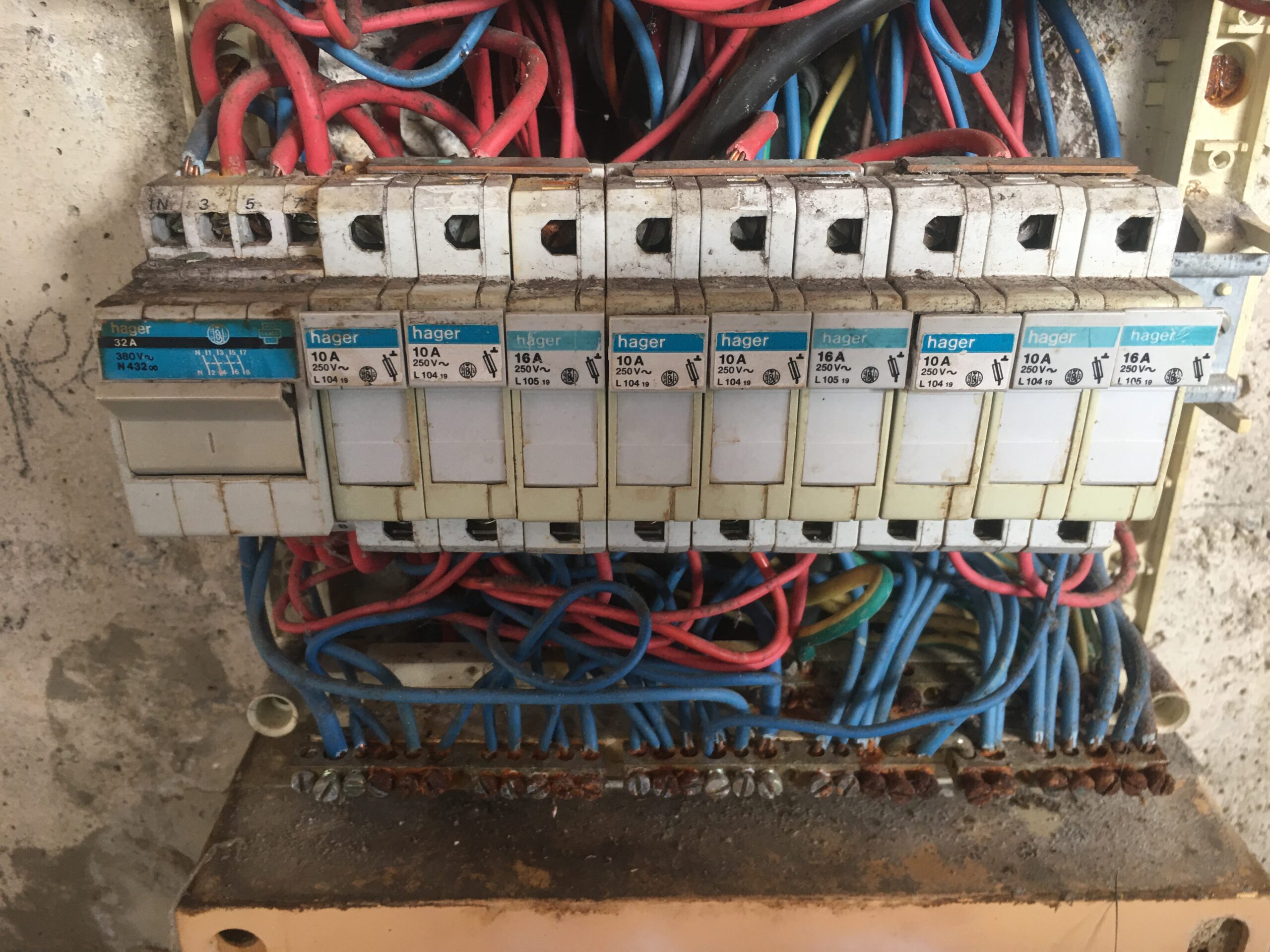 Comment reconnaître une installation électrique vétuste et dangereuse ?